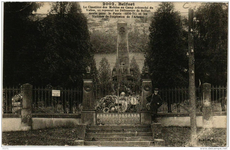 Carte postale ancienne Belfort Le Cimetiere des Mobiles au Camp à Belfort