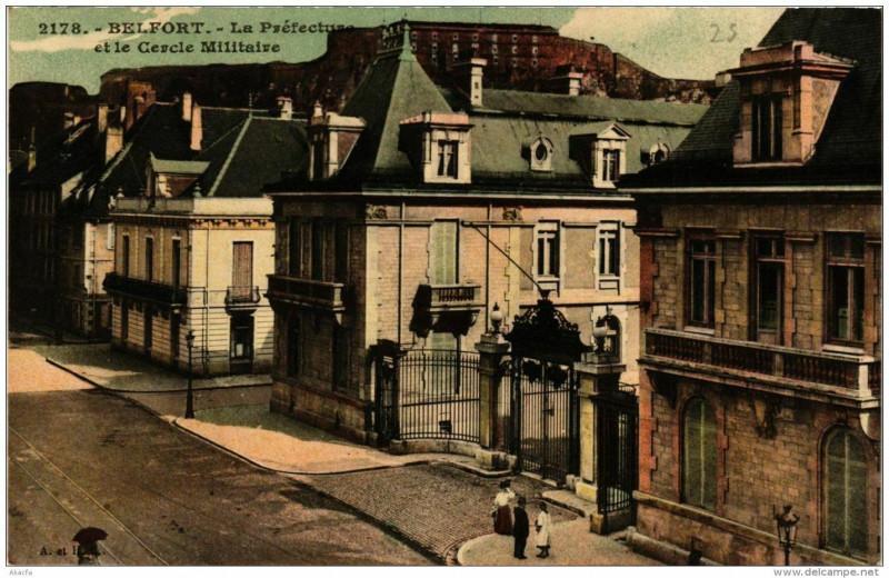 Carte postale ancienne Belfort La Préfecture et le Cercle Militaire à Belfort