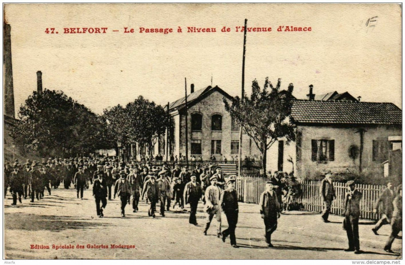 Carte postale ancienne Belfort Le Passage a Niveau de l'Avenue d'Alsace à Belfort