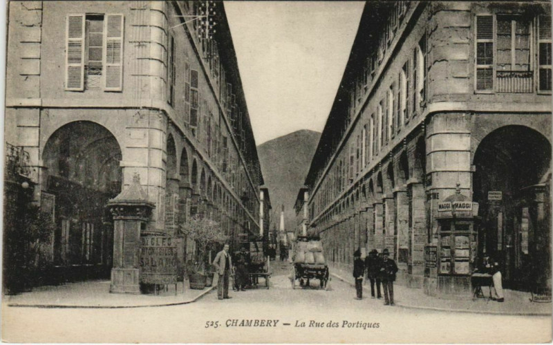 Carte postale ancienne Chambery La Rue des Portiques