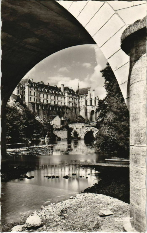 Carte postale ancienne Thouars Le Chateau vu du Pont Saint Jean à Thouars
