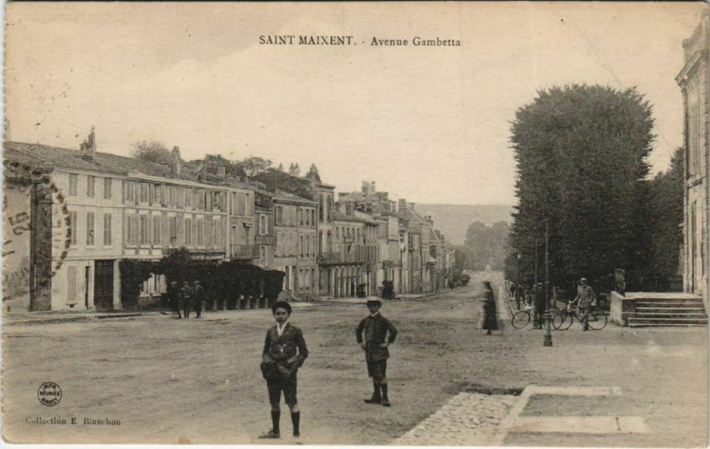 Carte postale ancienne Saint-Maixent-l'Ecole Avenue Gambetta