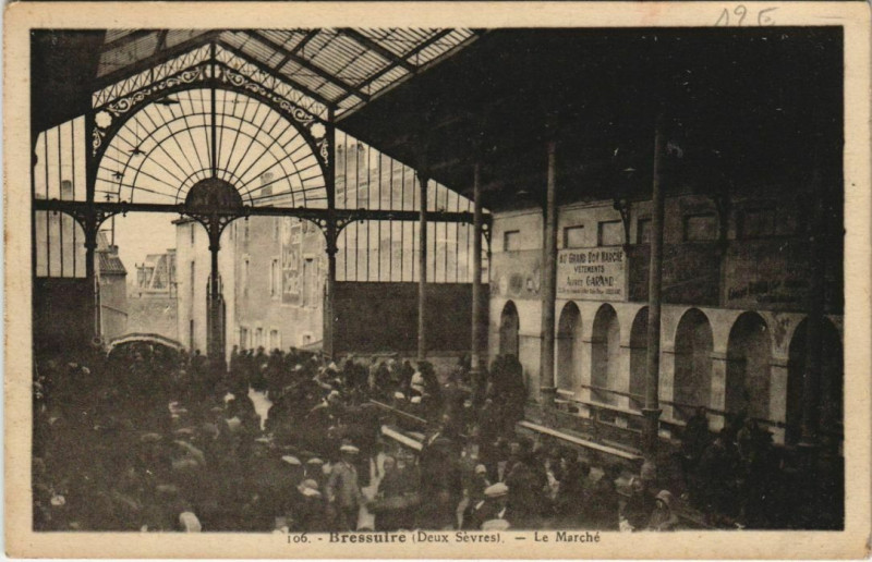 Carte postale ancienne Bressuire Le Marche à Bressuire