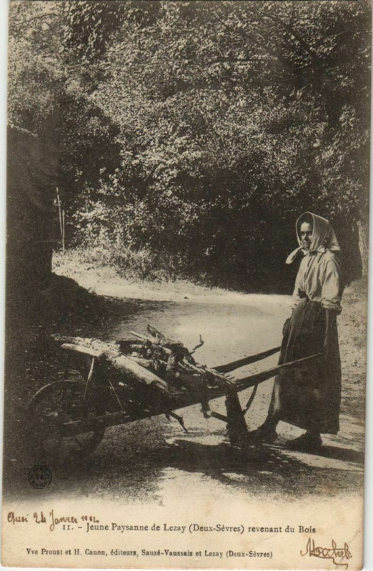 Carte postale ancienne Lezay Jeune Paysanne de Lezay Revenant du Bois à Lezay