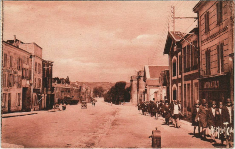 Carte postale ancienne Saint-Maixent-l'Ecole Vers la Porte Chalons