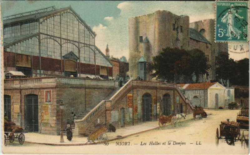Carte postale ancienne Niort Les Halles et le Donjon à Niort