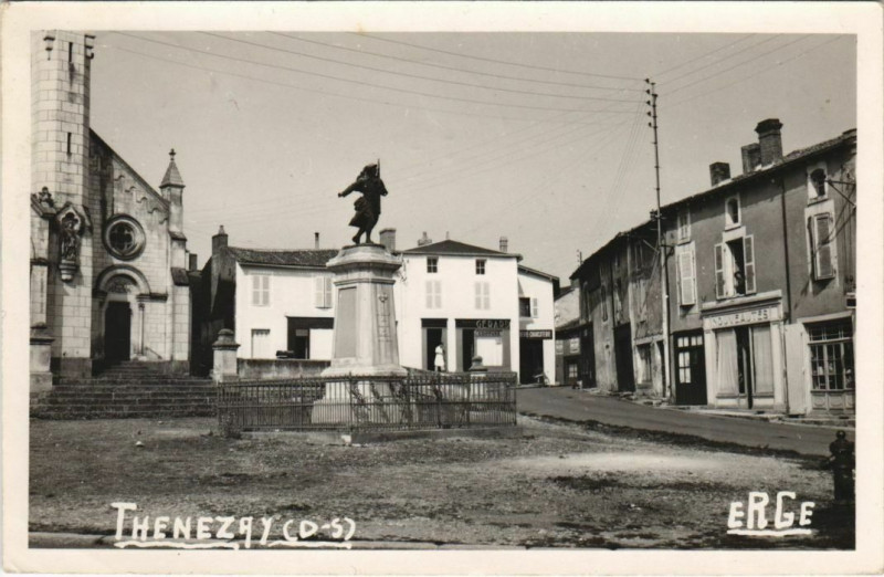 Carte postale ancienne Thenezay Square Scene