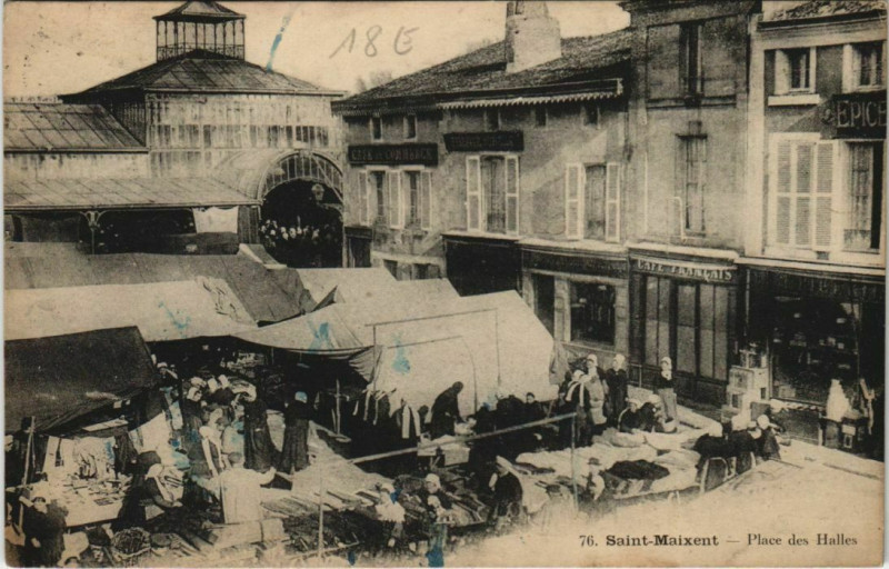 Carte postale ancienne Saint-Maixent-l'Ecole Place des Halles