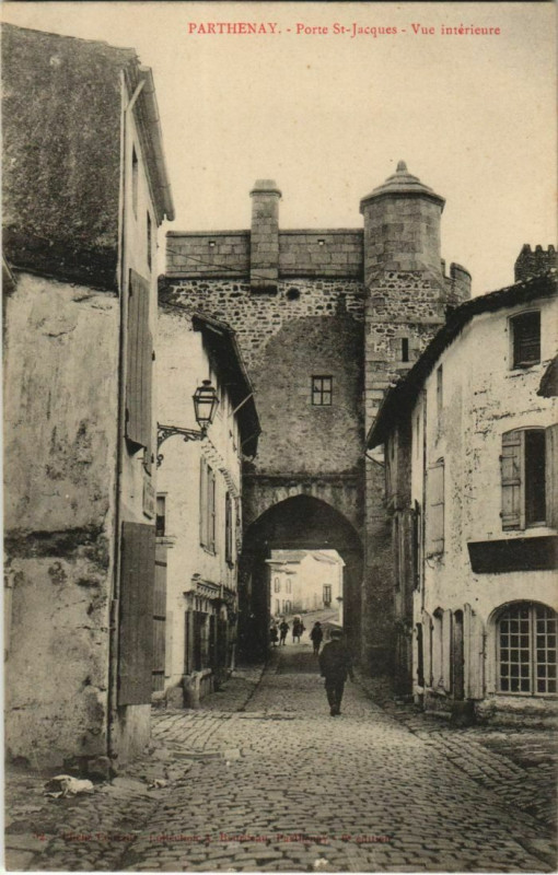 Carte postale ancienne Parthenay Porte Saint-Jacques - Vue Interieure à Parthenay