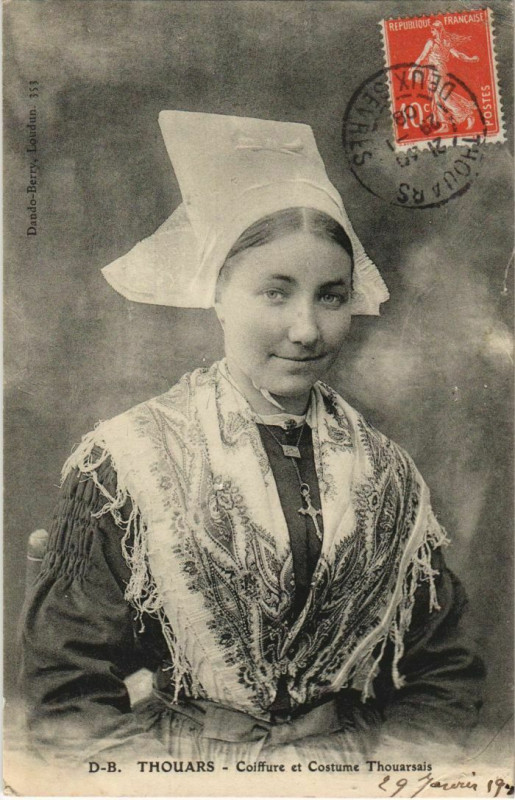 Carte postale ancienne Thouars Coiffure et Costume Thouarsais à Thouars