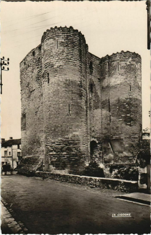 Carte postale ancienne Thouars La Tour et la Porte au Prevot à Thouars
