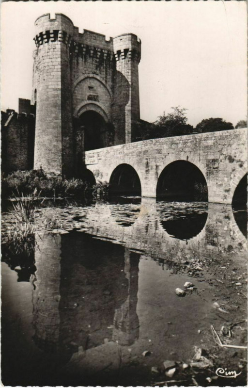 Carte postale ancienne Parthenay La Porte Saint-Jacques sur le Thouet à Parthenay