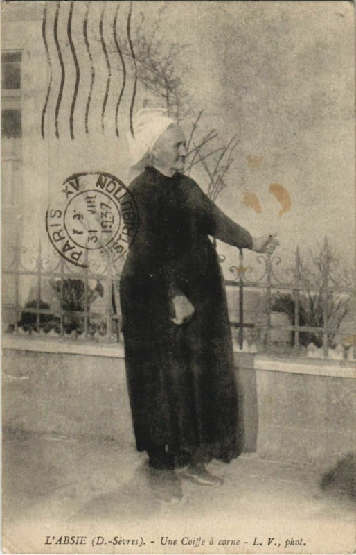 Carte postale ancienne L'Absie Une Coiffe a Corne à L'Absie