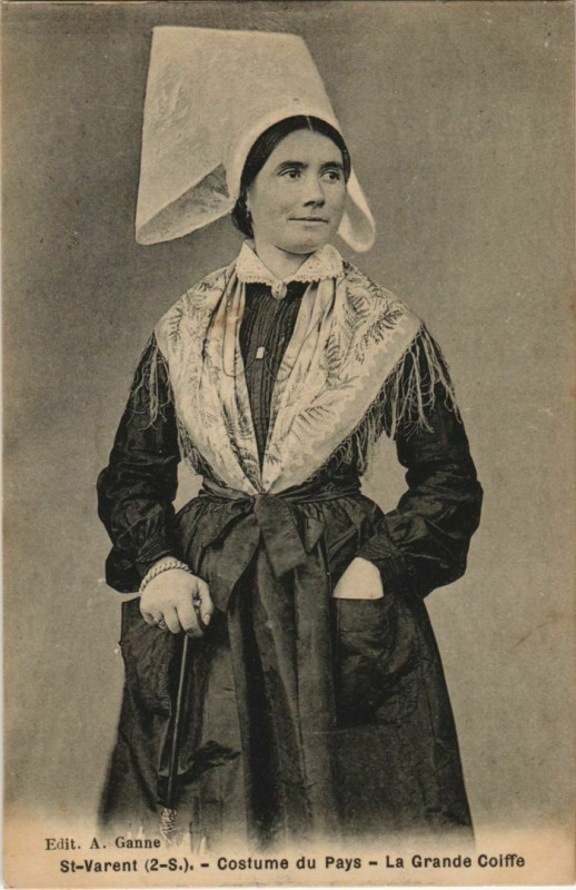 Carte postale ancienne Saint-Varent Costume du Pays - La Grande Coiffe à Saint-Varent