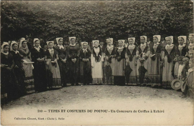 Carte postale ancienne Echire Un Concours de Coiffes a Echire - Types et Costumes Poitou à Cours