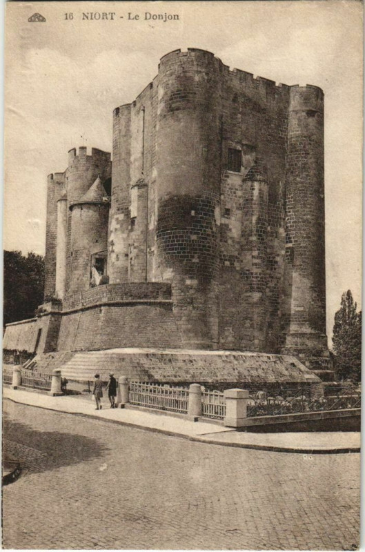 Carte postale ancienne Niort Le Donjon à Niort