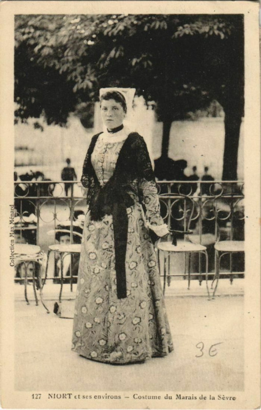 Carte postale ancienne Niort et ses Envrions - Costume du Marais de la Sevre à Niort