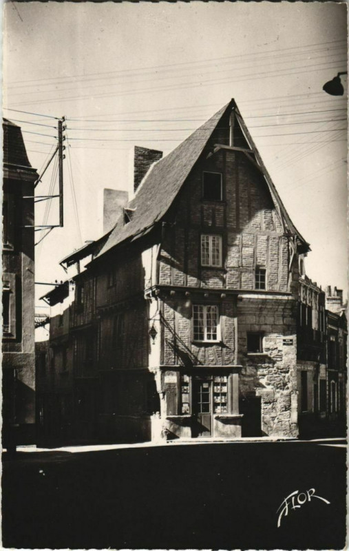 Carte postale ancienne Thouars Maison du XIVe Siecle à Thouars