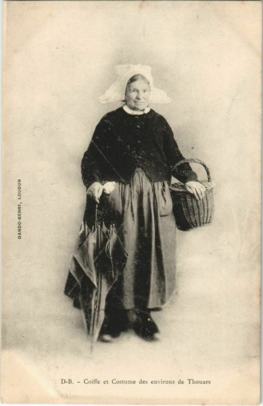 Carte postale ancienne Thouars Coiffe et Costume des Environs de Thouars à Thouars