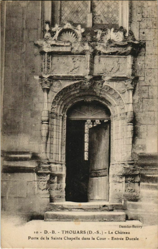 Carte postale ancienne Thouars Le Chateau - Porte de la Sainte Chapelle dans la Cour à Thouars