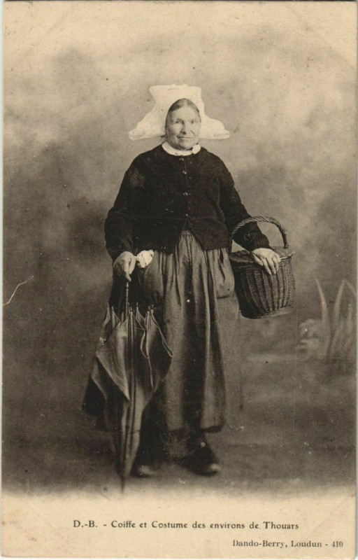 Carte postale ancienne Thouars Coiffe et Costume des Environs de Thouars à Thouars