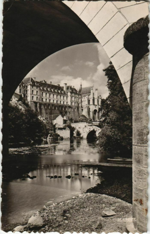 Carte postale ancienne Thouars Le Chateau vu du Pont Saint Jean à Thouars