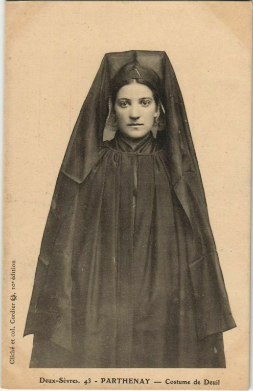 Carte postale ancienne Parthenay Costume de Deuil à Parthenay