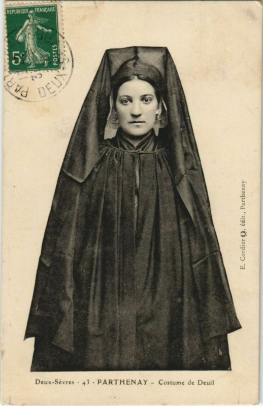 Carte postale ancienne Parthenay Costume de Deuil à Parthenay
