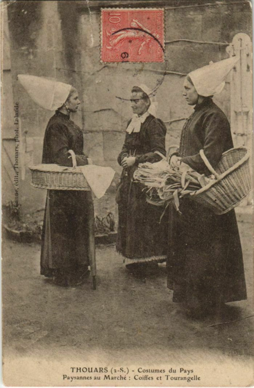 Carte postale ancienne Thouars Costumes du Pays - Paysannes au Marche à Thouars