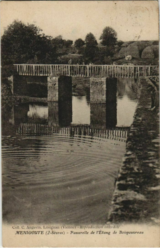 Carte postale ancienne Menigoute Passerelle de l'Etang de Boispouvreau
