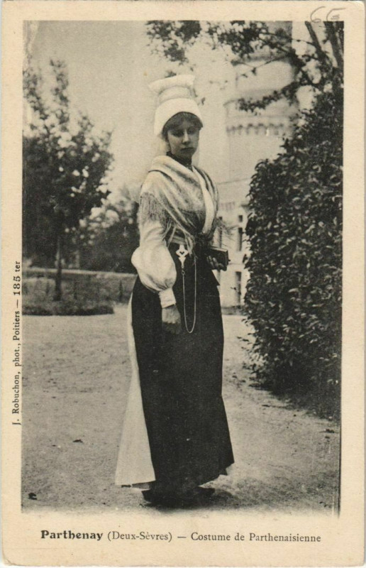 Carte postale ancienne Parthenay Costume de Parthenaisienne à Parthenay