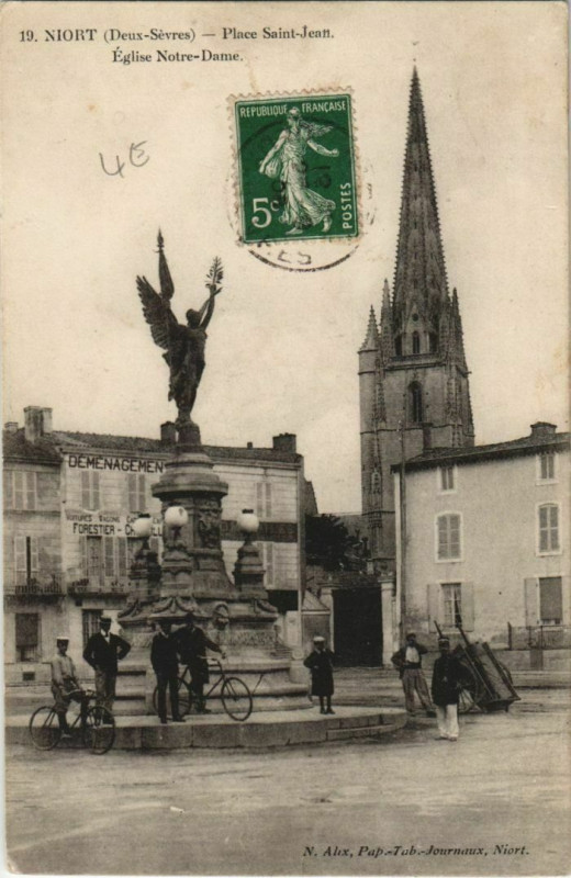 Carte postale ancienne Niort Place Saint-Jean - Eglise Notre-Dame à Niort