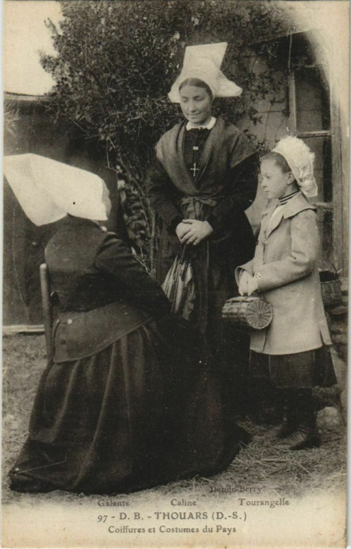 Carte postale ancienne Thouars Coiffures et Costumes du Pays - Folklore à Thouars
