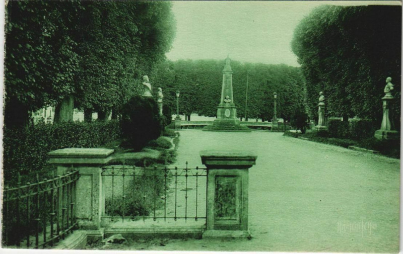 Carte postale ancienne Saint-Maixent-l'Ecole Square Gambetta
