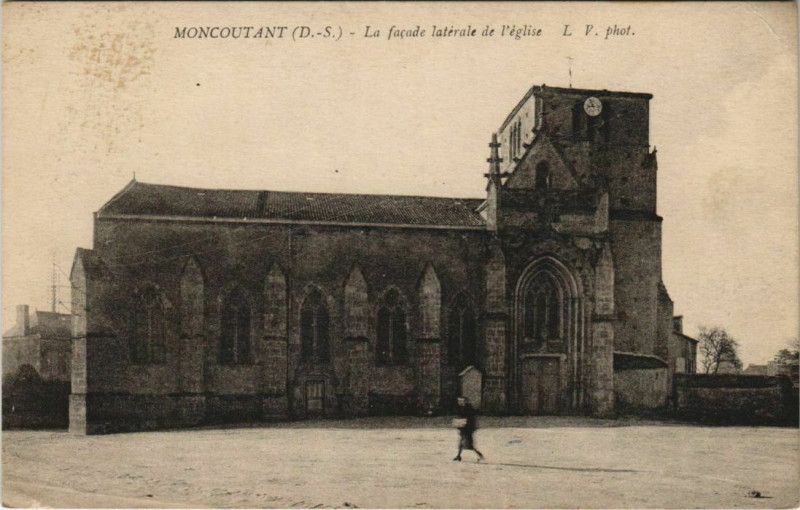 Carte postale ancienne Moncoutant La Facade Laterale de l'Eglise
