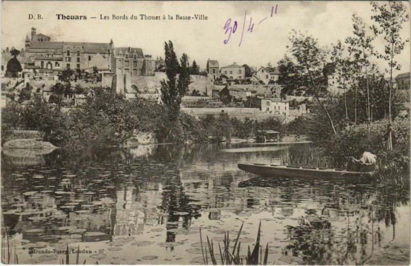 Carte postale ancienne Thouars Les Bords du Thouet a la Basse-Ville à Thouars