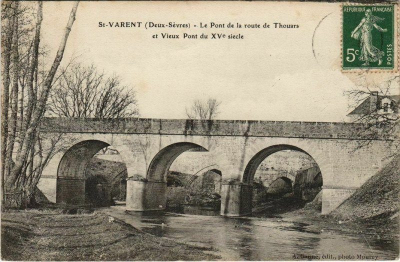 Carte postale ancienne Saint-Varent Le Pont de la Route de Thouars et Vieux Pont à Saint-Varent