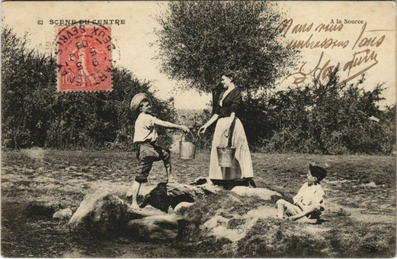 Carte postale ancienne Scene du Centre - A la Source