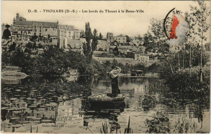 Carte postale ancienne Thouars Les Bords du Thouet a la Basse-Ville à Thouars