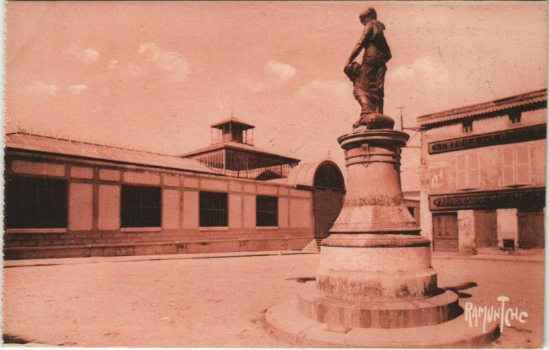 Carte postale ancienne Saint-Maixent-l'Ecole Place du Marche