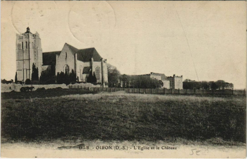 Carte postale ancienne Oiron L'Eglise et le Chateau