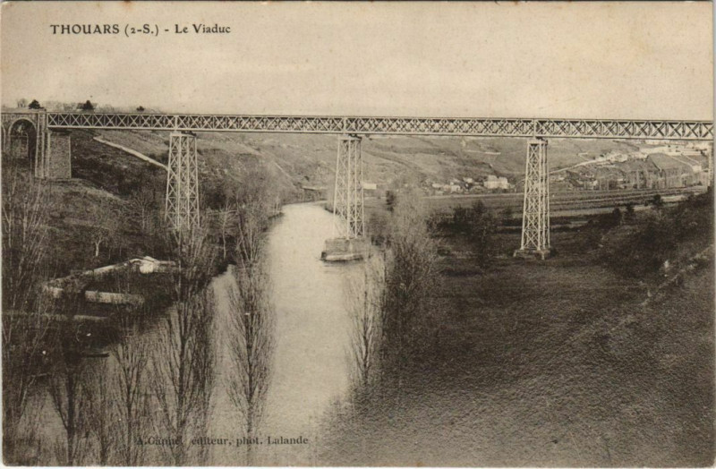 Carte postale ancienne Thouars Le Viaduc à Thouars