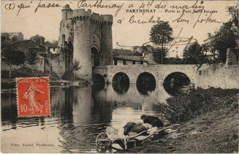 Carte postale ancienne Parthenay Porte et Pont Saint-Jacques à Parthenay