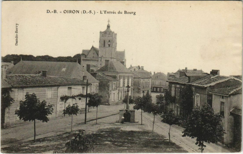 Carte postale ancienne Oiron L'Entree du Bourg