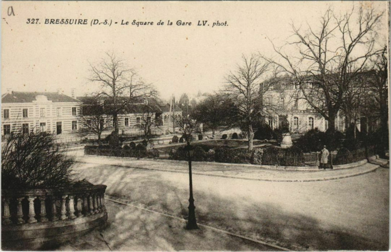 Carte postale ancienne Bressuire Le Square de la Gare à Bressuire