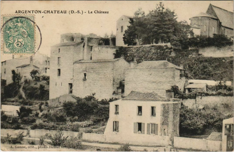 Carte postale ancienne Argenton-Chateau Le Chateau