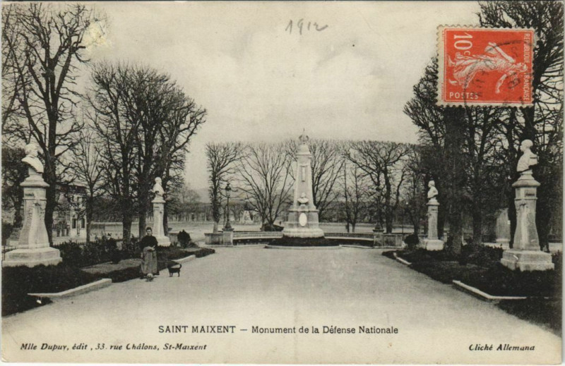 Carte postale ancienne Saint-Maixent-l'Ecole Monument de la Defense Nationale