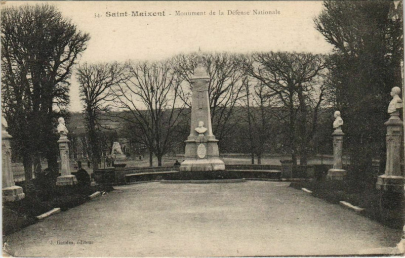 Carte postale ancienne Saint-Maixent-l'Ecole Monument de la Defense Nationale