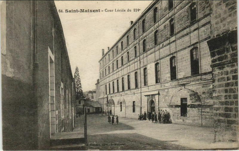 Carte postale ancienne Saint-Maixent-l'Ecole Cour Lerida du 144e