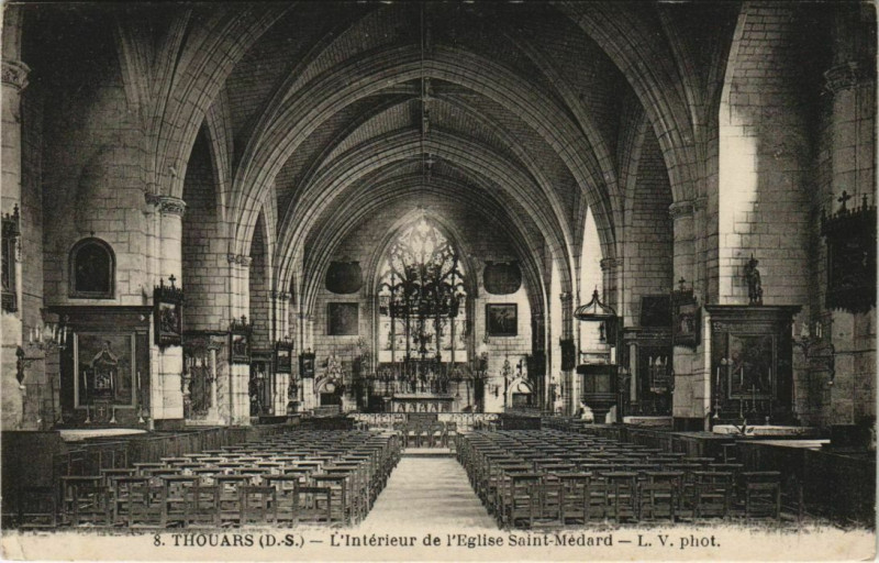 Carte postale ancienne Thouars L'Interieur de l'Eglise Saint-Medard à Thouars